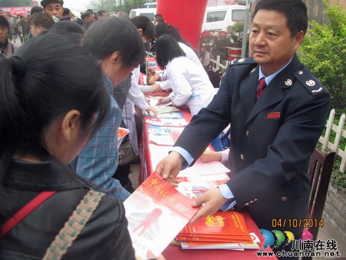 龍馬國稅積極參加街頭集中宣傳活動(dòng)(圖2)