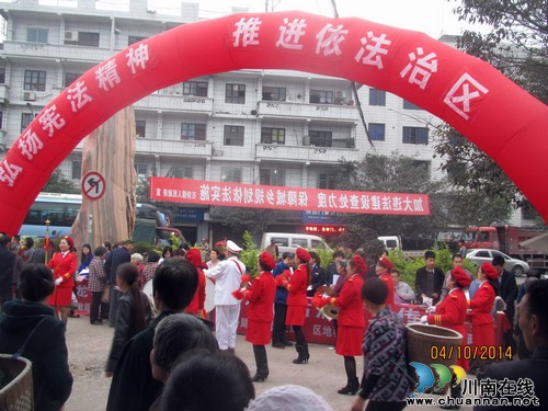龍馬國稅積極參加街頭集中宣傳活動(dòng)(圖1)