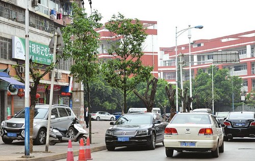 新碼頭路堵得亂麻麻 車(chē)主借道人行道(圖2)