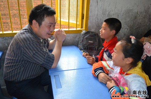 華陽(yáng)街道：黨員去哪兒，關(guān)愛(ài)到那兒(圖2)