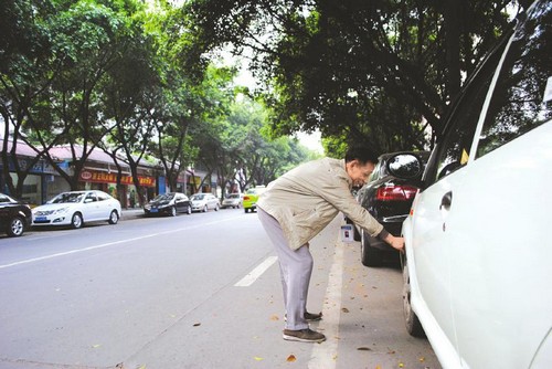 “翹腳老板”多 收費員劃車事件頻發(fā)(圖1)