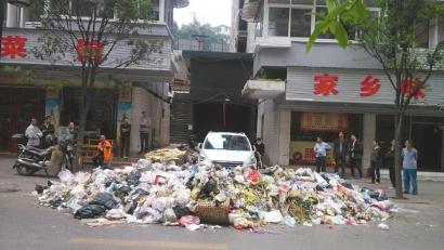 自貢一私家車堵垃圾庫通道 清潔工垃圾"圍攻"(圖1)