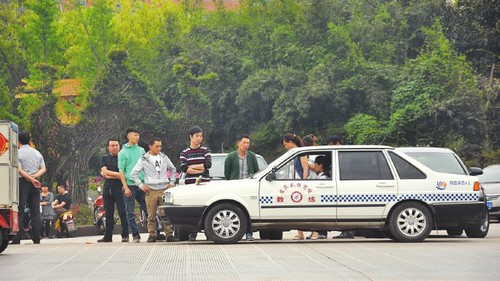 宜賓駕校集體漲價3個月漲2千 學員大呼吃不消(圖1)