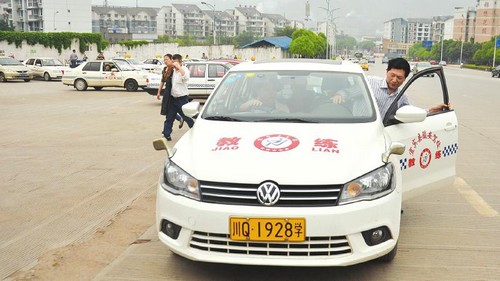 宜賓駕校集體漲價3個月漲2千 學員大呼吃不消(圖2)