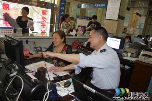瀘州納溪:納稅人換位體驗(yàn)辦稅服務(wù)促稅企和諧(圖2)