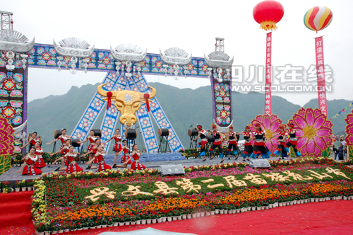 今年五·一節(jié) 到宜賓興文石海過(guò)花山節(jié)（圖）(圖1)