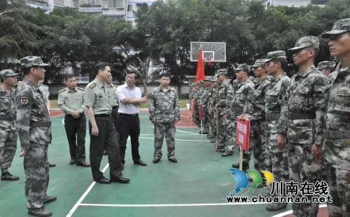 四川省軍區(qū)對(duì)瀘縣應(yīng)急大隊(duì)進(jìn)行民兵整組點(diǎn)驗(yàn)(圖1)