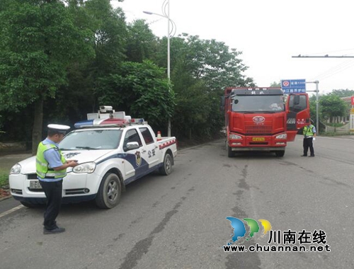 瀘州交警扎實(shí)開展貨車整治 做好汛期事故預(yù)防工作(圖1)