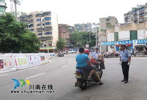 瀘州交警四大隊：專項整治城區(qū)摩托車 推進夏季汛期道路交管工作(圖1)
