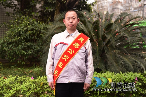 2000元現(xiàn)金散落公交車上 幸虧瀘州許師傅撿到(圖1)