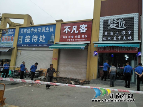 古藺城管為人行道“整容” 依法拆除違規(guī)亂建行為(圖1)