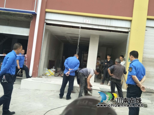 古藺城管為人行道“整容” 依法拆除違規(guī)亂建行為(圖2)