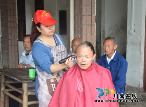 瀘縣太伏:小紅帽志愿者進(jìn)村入戶為空巢老人理發(fā)(圖1) 瀘縣太伏:小紅帽志愿者進(jìn)村入戶為空巢老人理發(fā)(圖1)