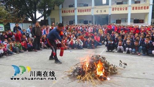 納溪區(qū)棉花坡鎮(zhèn)：“11.9”消防活動(dòng)  實(shí)戰(zhàn)演練提技能(圖1)