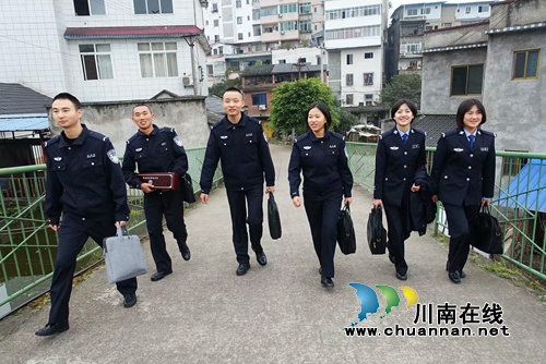 警盾公益宣講團：宣講可定制  師生點贊送錦旗(圖3)