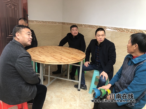 張福榮深入瀘縣太伏鎮(zhèn)照南山村開展脫貧攻堅(jiān)督導(dǎo)工作(圖1)