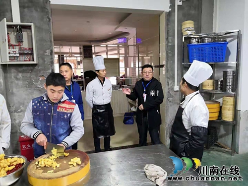 瀘縣立石鎮(zhèn)開(kāi)展餐飲業(yè)食品安全專項(xiàng)整治行動(dòng)(圖1)