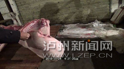 被查獲的“白板肉”（江陽(yáng)區(qū)食藥監(jiān)局供圖）