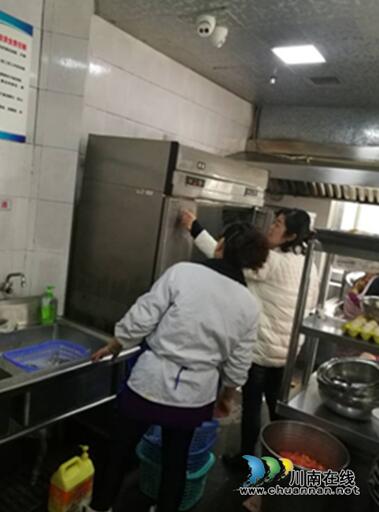 龍馬潭區(qū)紅星街道開展學校校園及周邊食品安全專項檢查(圖1)