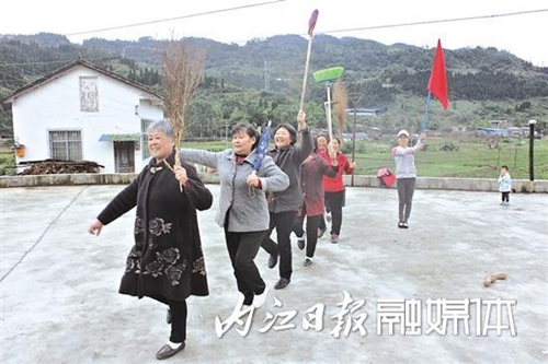 內(nèi)江：愛(ài)唱愛(ài)跳的農(nóng)村女青年 帶出一群老年網(wǎng)紅(圖2)