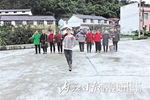 內(nèi)江：愛(ài)唱愛(ài)跳的農(nóng)村女青年 帶出一群老年網(wǎng)紅(圖3)