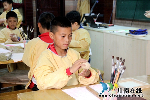 綠蔭場上建友誼 用足球幫扶起孩子們的體育夢(圖4)