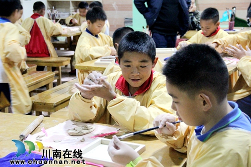 綠蔭場上建友誼 用足球幫扶起孩子們的體育夢(圖5)