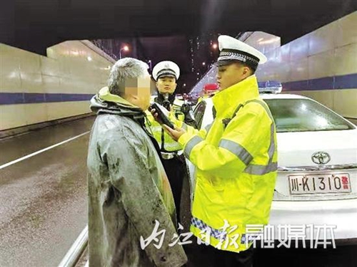 內(nèi)江交警凌晨查酒駕 9名“酒司機(jī)”落網(wǎng)(圖1)