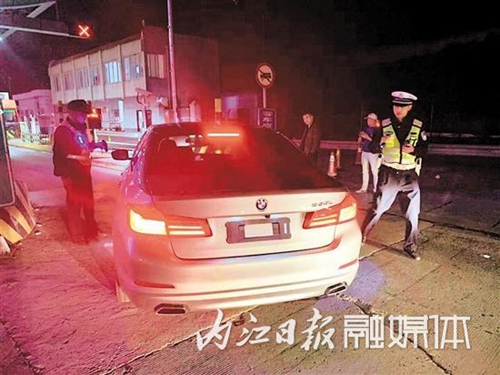 心情不好 內江男子反掛車牌高速"飆車"被記12分(圖1)