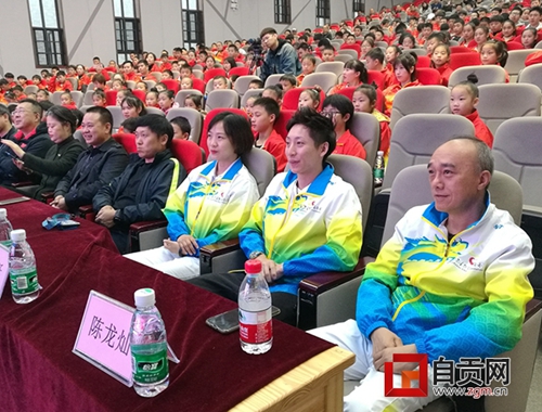 北京星能冠軍助學(xué)自貢行 高敏回鄉(xiāng)助力公益(圖3)