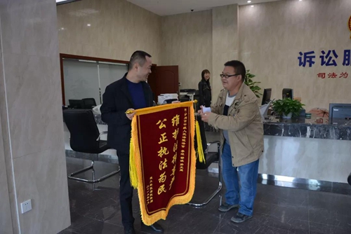 小伙兒情緒激動找到法官欲下跪，竟是因為……(圖6)
