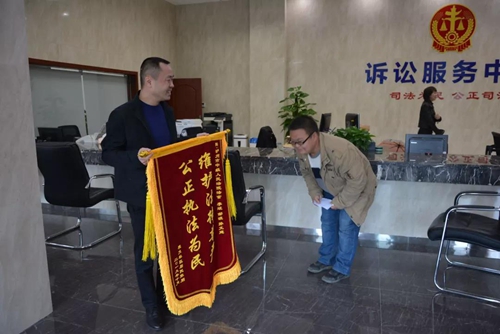 小伙兒情緒激動找到法官欲下跪，竟是因為……(圖7)