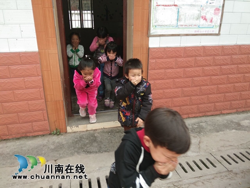納溪區(qū):消防應(yīng)急疏散演練 提高應(yīng)急應(yīng)變能力(圖1) 納溪區(qū):消防應(yīng)急疏散演練 提高應(yīng)急應(yīng)變能力(圖1)
