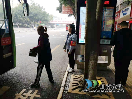 瀘州保安公司機(jī)關(guān)黨支部黨員志愿者爭(zhēng)當(dāng)文明交通勸導(dǎo)員(圖1)