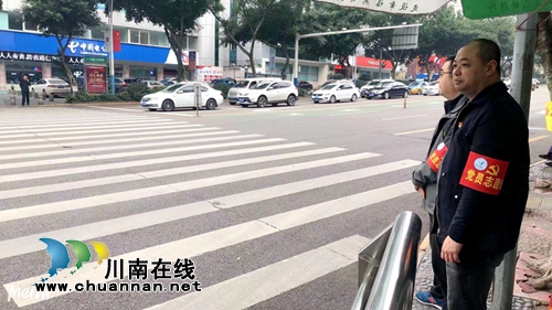 瀘州保安公司機關(guān)黨支部黨員志愿者爭當(dāng)文明交通勸導(dǎo)員