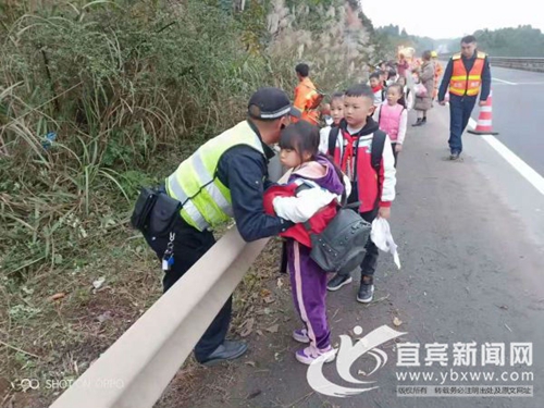 樂宜高速 客車突然出故障38名師生囧在路上
