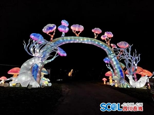 “時(shí)空龍騎士”出擊！自貢彩燈點(diǎn)亮英國(guó)夜空(圖2)