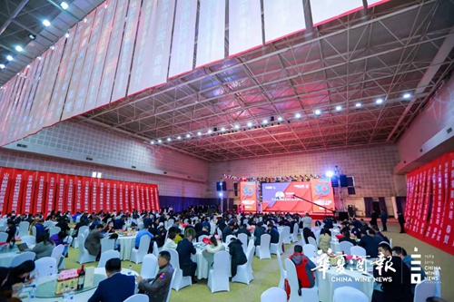 華夏酒報三十年盛典，瀘州沈氏父子同獲殊榮(圖1)