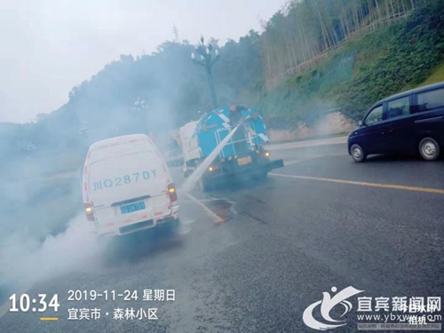 宜賓：私家車街頭自燃 灑水車秒變“消防車”(圖1)
