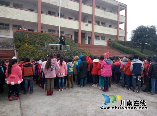 納溪龍車鎮(zhèn)鼓樓山小學(xué)集中開(kāi)展“掃黑除惡”主題隊(duì)會(huì)活動(dòng)