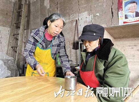 悉心照顧公婆十余載 內(nèi)江兒媳用行動(dòng)踐行孝道(圖1)