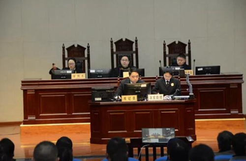 告官見官 瀘州74位行政機關領導干部現(xiàn)場學法(圖10)