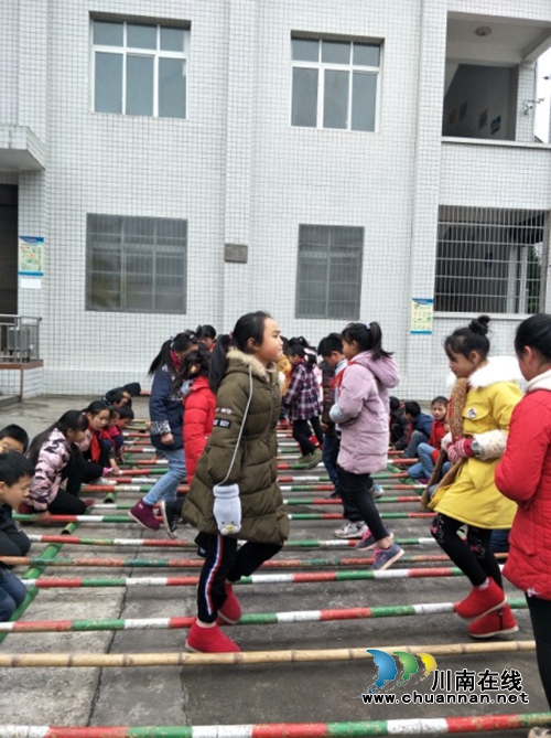 瀘州文藝評(píng)論家協(xié)會(huì)到敘永開展送文藝下鄉(xiāng)活動(dòng)(圖6)