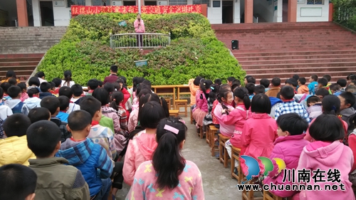 納溪區(qū)龍車鎮(zhèn)鼓樓山小學舉辦交通安全知識演講比賽