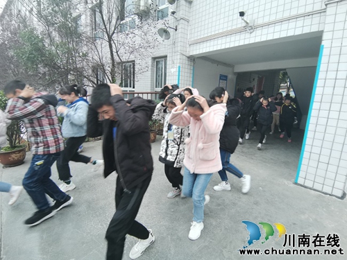 敘永縣馬嶺鎮(zhèn)中學開展防震減災應急疏散演練活動(圖1) 敘永縣馬嶺鎮(zhèn)中學開展防震減災應急疏散演練活動(圖1)