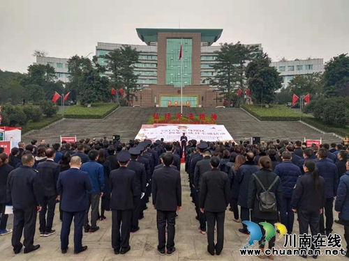 憲法日 龍馬潭區(qū)干群和“憲法”合影發(fā)朋友圈(圖1) 憲法日 龍馬潭區(qū)干群和“憲法”合影發(fā)朋友圈(圖1)