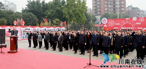 憲法日 龍馬潭區(qū)干群和“憲法”合影發(fā)朋友圈(圖2) 憲法日 龍馬潭區(qū)干群和“憲法”合影發(fā)朋友圈(圖2)