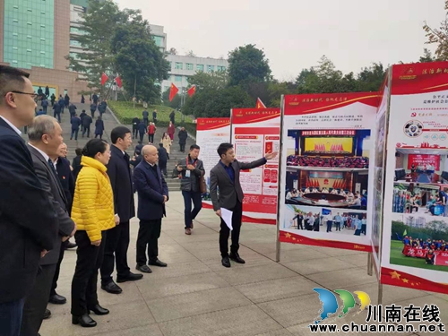 憲法日 龍馬潭區(qū)干群和“憲法”合影發(fā)朋友圈(圖3) 憲法日 龍馬潭區(qū)干群和“憲法”合影發(fā)朋友圈(圖3)