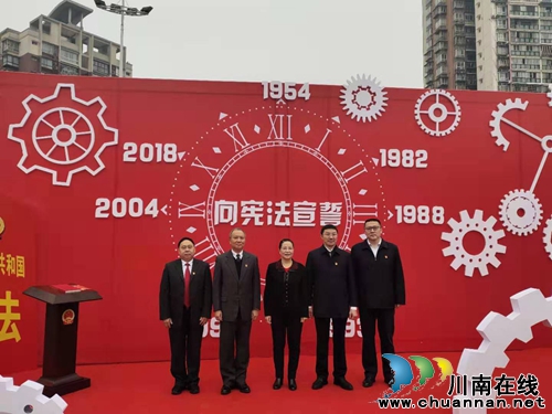憲法日 龍馬潭區(qū)干群和“憲法”合影發(fā)朋友圈(圖4) 憲法日 龍馬潭區(qū)干群和“憲法”合影發(fā)朋友圈(圖4)