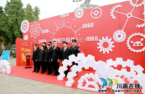 憲法日 龍馬潭區(qū)干群和“憲法”合影發(fā)朋友圈(圖6) 憲法日 龍馬潭區(qū)干群和“憲法”合影發(fā)朋友圈(圖6)